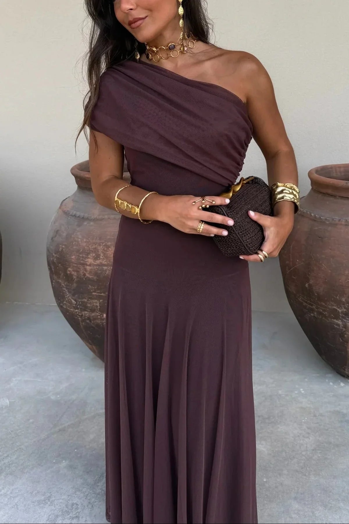 Robe d'été femme plissée marron à une épaule, en tissu léger avec un élégant drapé et un style asymétrique.