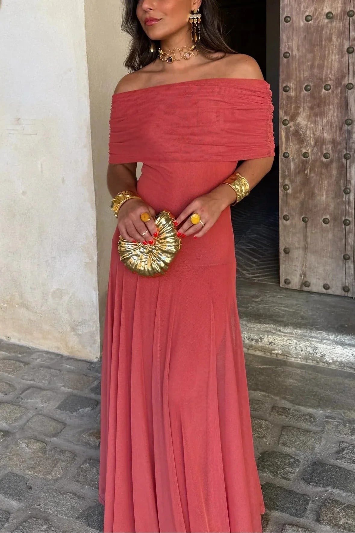 Robe d'été femme plissée rouge à une épaule en tissu léger, idéale pour les journées chaudes et les occasions décontractées.
