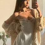 Robe femme dos nu en tissu doux, ornée de détails en dentelle élégante, parfaite pour des soirées estivales.