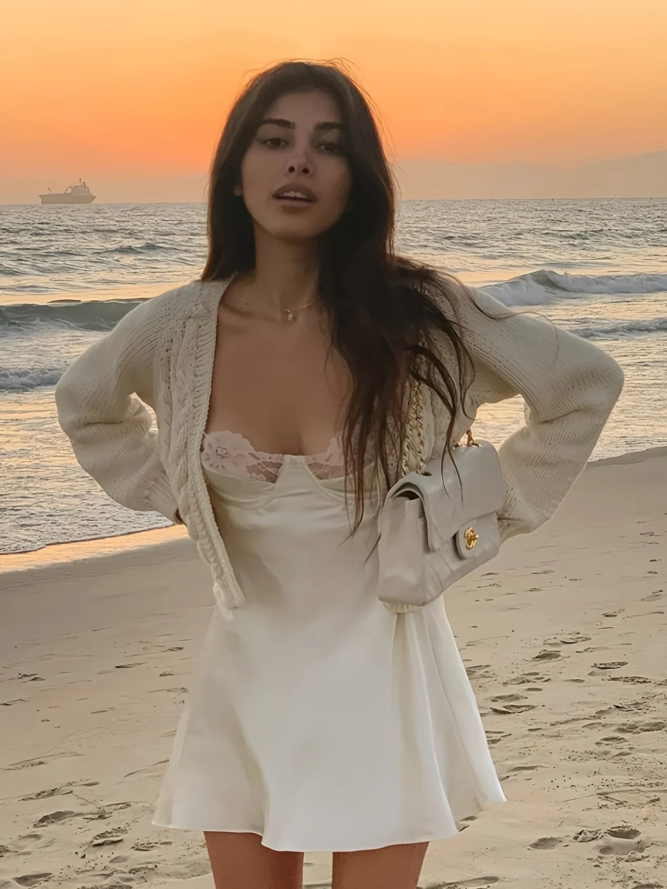 Robe femme en tissu léger, dos nu, avec détails en dentelle délicate, idéale pour une soirée élégante.