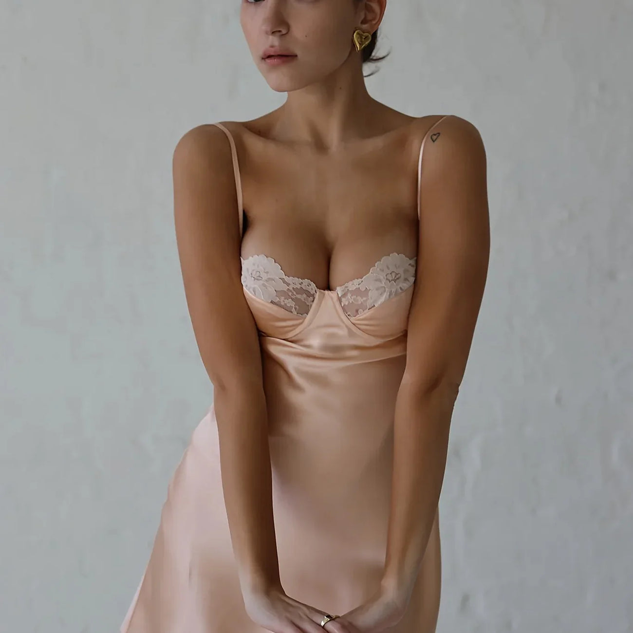 Robe femme dos nu en tissu léger, ornée de détails en dentelle pour des occasions spéciales et élégantes.