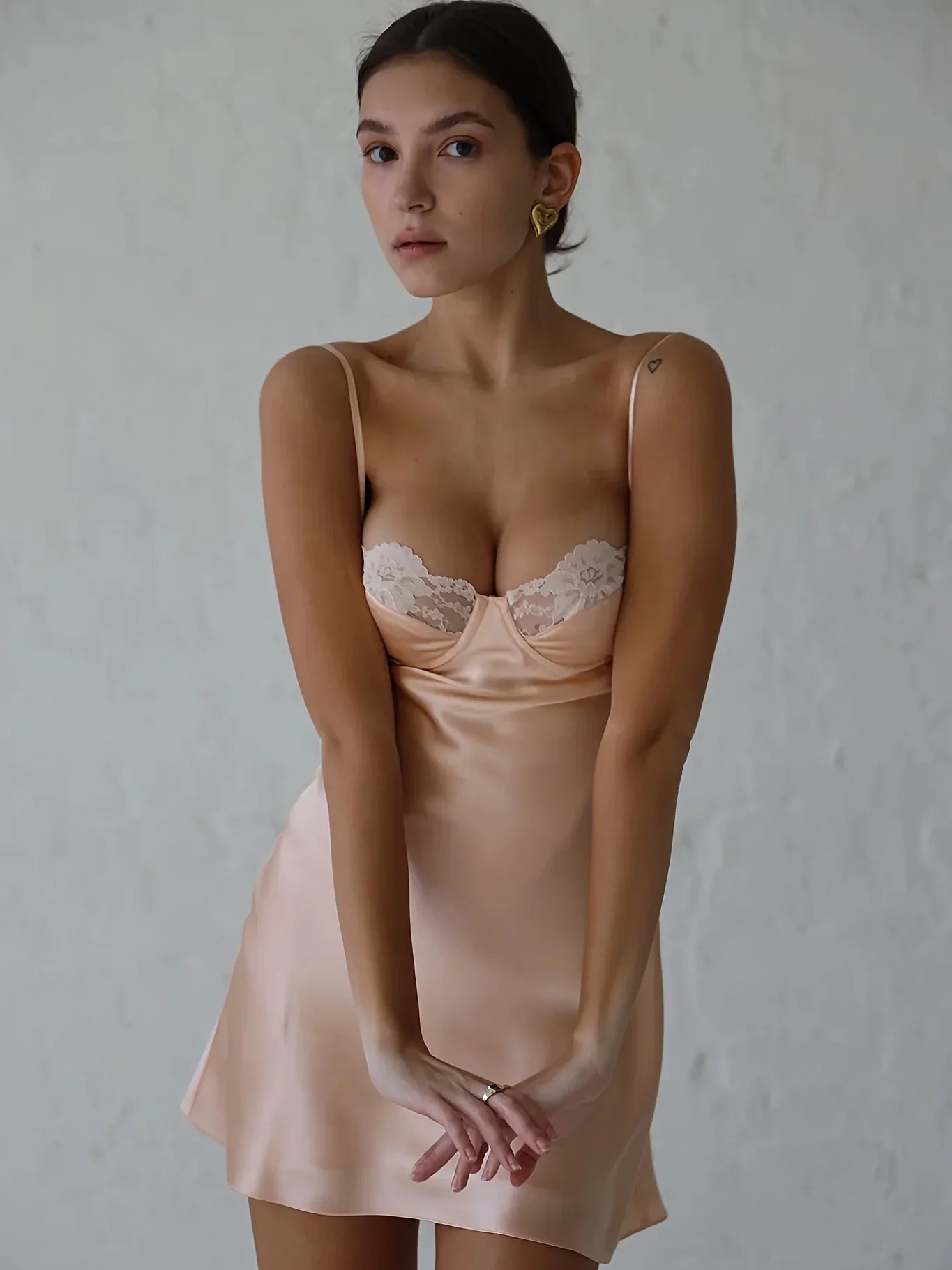 Robe femme dos nu en tissu léger, ornée de détails en dentelle, parfaite pour des soirées élégantes.