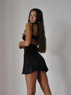 Robe femme dos nu en tissu léger, ornée de détails en dentelle pour un look élégant lors des soirées.