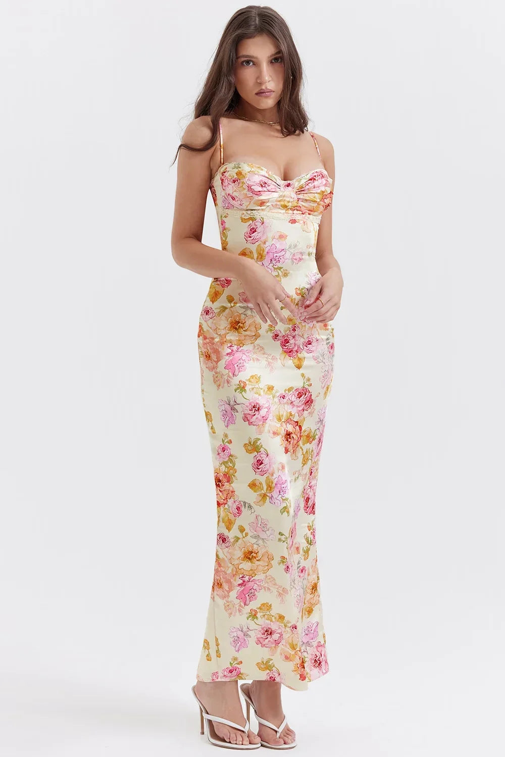 Robe longue à fleurs jaunes, fine bretelles, décolleté cœur, en tissu léger parfait pour les journées d'été.