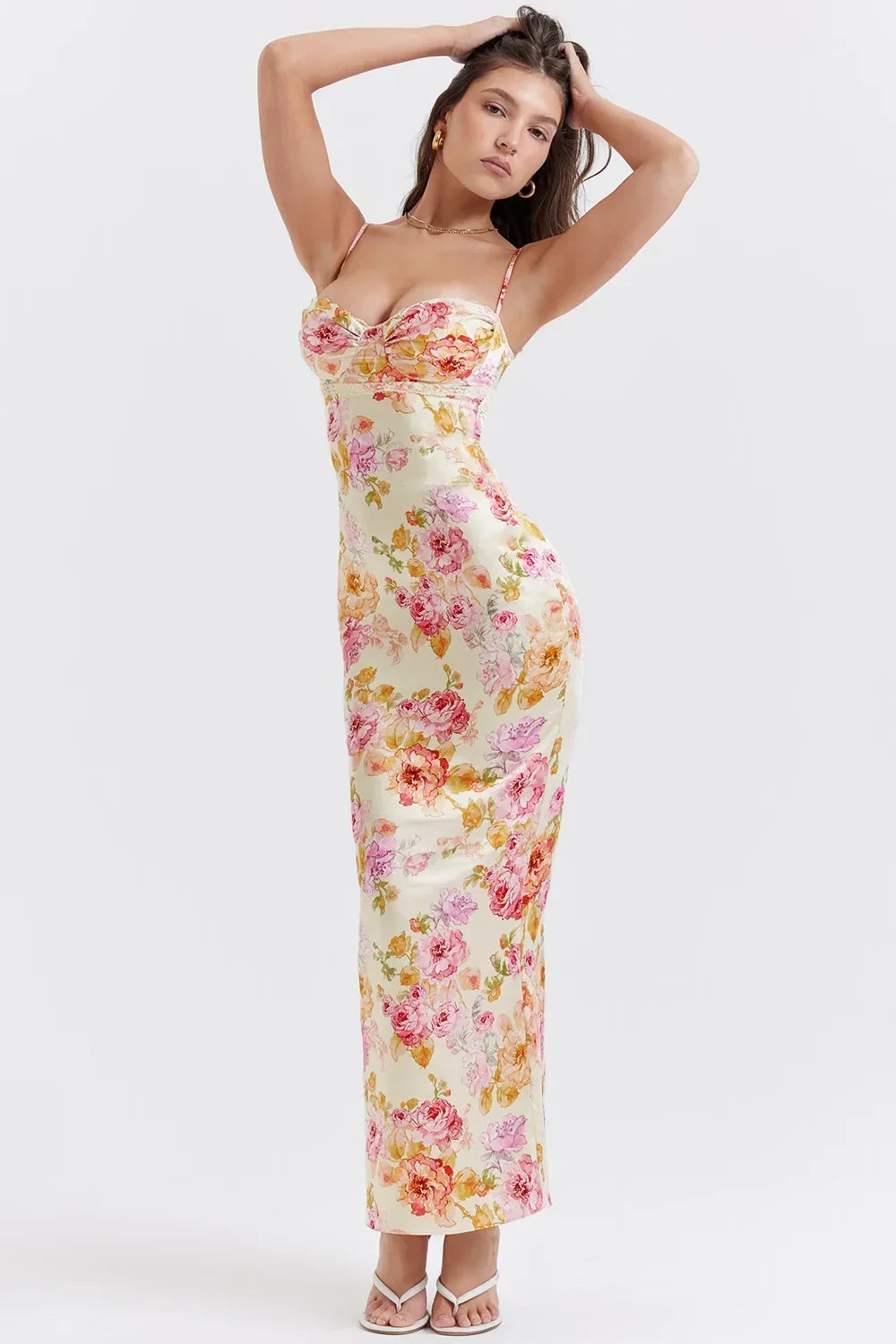 Robe longue jaune à fleurs, fines bretelles et décolleté cœur, idéale pour l'été en tissu léger et fluide.