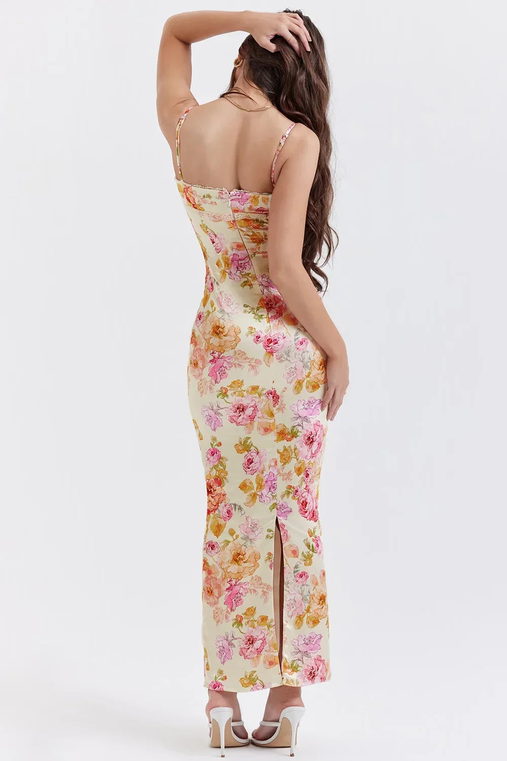 Robe estivale longue à fleurs jaunes avec décolleté en cœur et fines bretelles, idéale pour les journées ensoleillées.