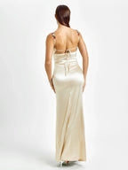 Robe longue ajustée sans manches en tissu léger, ornée de fleurs délicates pour une soirée élégante.