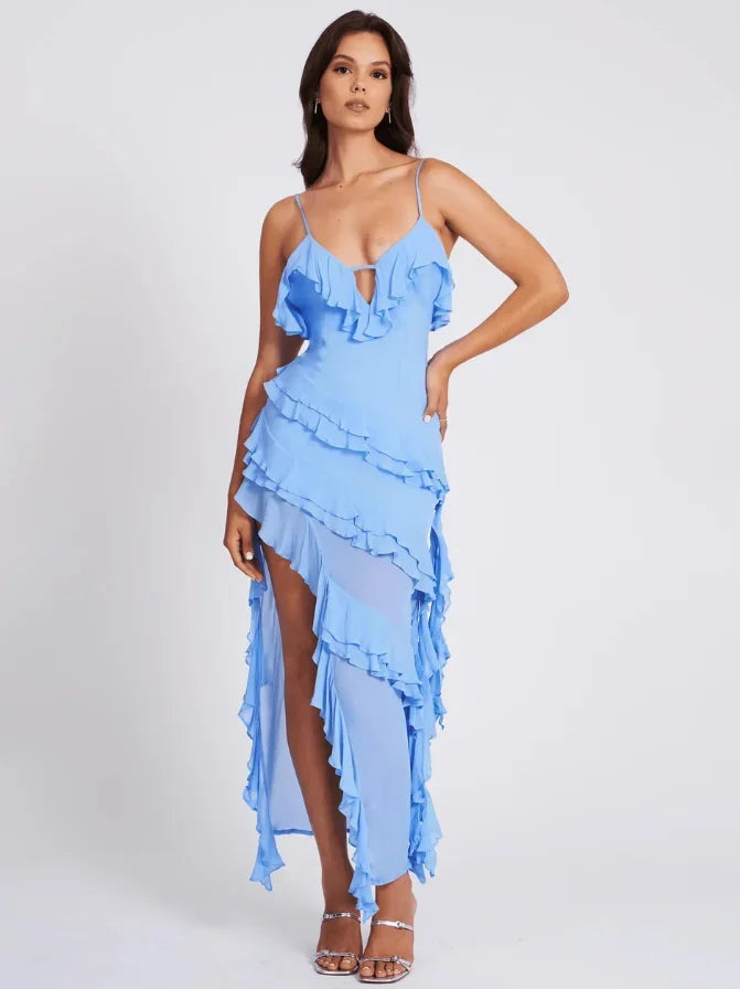 Robe longue asymétrique bleue en tissu léger à volants, coupe ajustée, sans manches, idéale pour les soirées d'été.