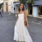 Robe longue blanche à bretelles fines, en coton léger, avec un buste froncé pour un ajustement flatteur et aéré.