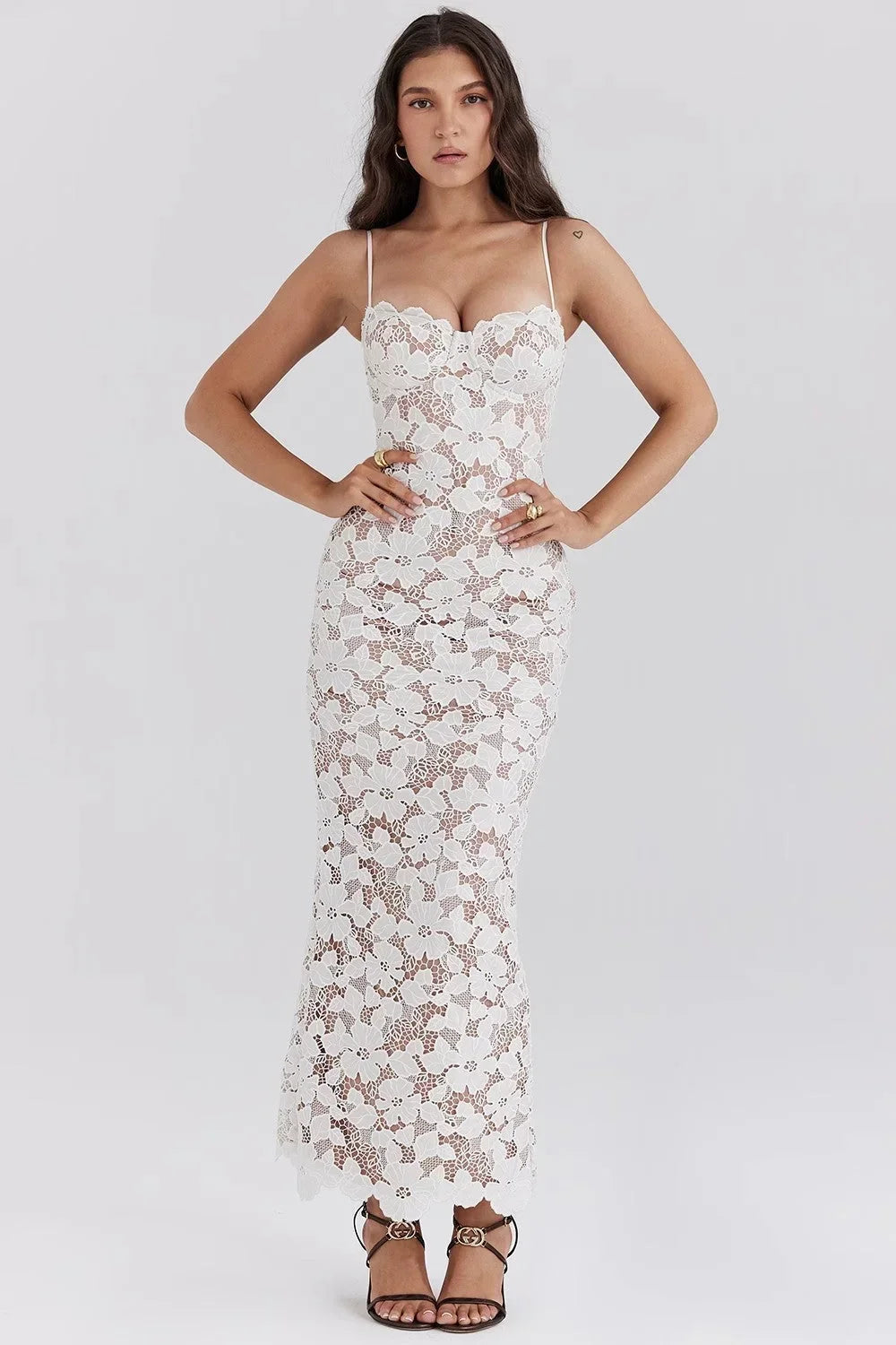 Robe longue blanche en dentelle florale avec bretelles spaghetti et corset, idéale pour les soirées élégantes.
