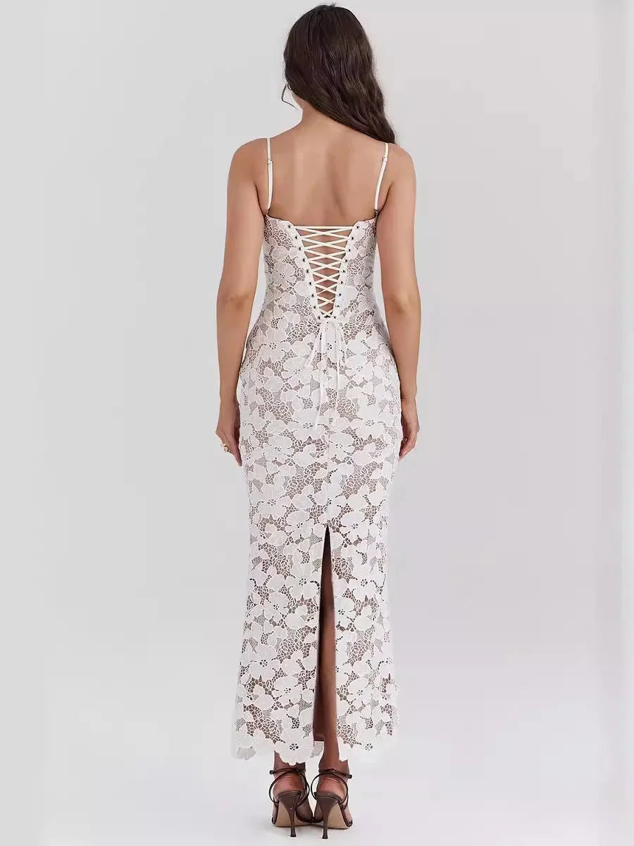 Robe longue blanche en dentelle florale, bretelles spaghetti et corset, parfaite pour une soirée élégante.