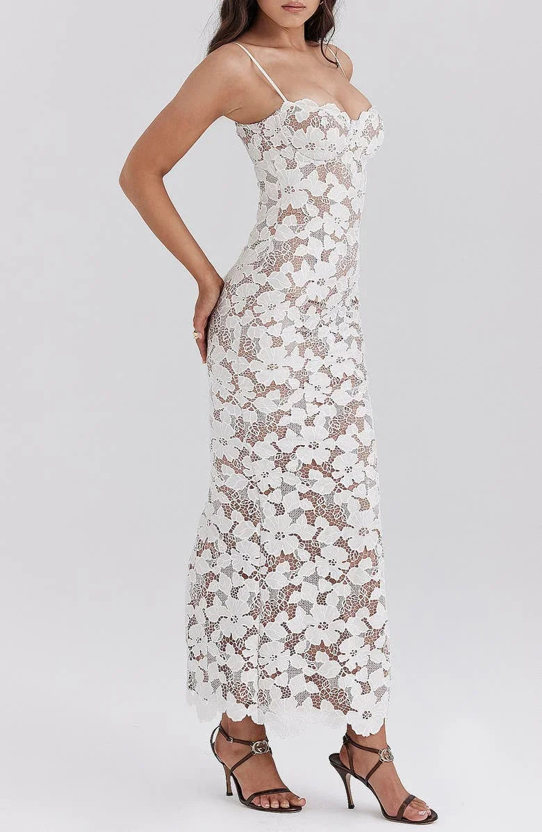 Robe longue en dentelle florale avec bretelles spaghetti et corset, idéale pour les soirées élégantes.