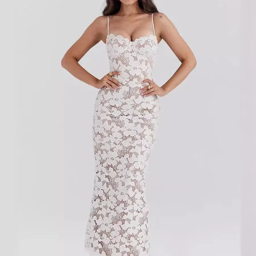 Robe longue blanche en dentelle florale, à bretelles spaghetti et corset ajusté, idéale pour des soirées élégantes.