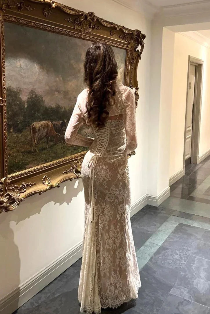 Robe longue blanche en dentelle avec manches longues, idéale pour un mariage ou un cocktail, présentant un design élégant et…