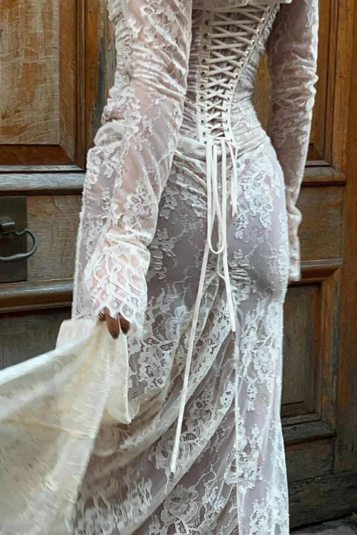 Robe longue blanche en dentelle avec manches longues, idéale pour mariage ou cocktail, au design élégant et délicat.