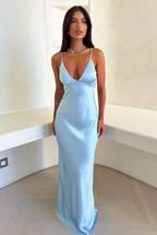 Robe longue bleu ciel en coton léger, à bretelles fines et silhouette fluide, parfaite pour les journées d'été.