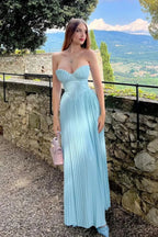 Robe longue bleu clair sans manches, col cœur plissé, en tissu léger, idéale pour un look estival décontracté.