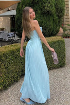 Robe longue bleu clair sans manches, col cœur plissé, idéale pour un look d'été décontracté. Matériau léger et fluide.