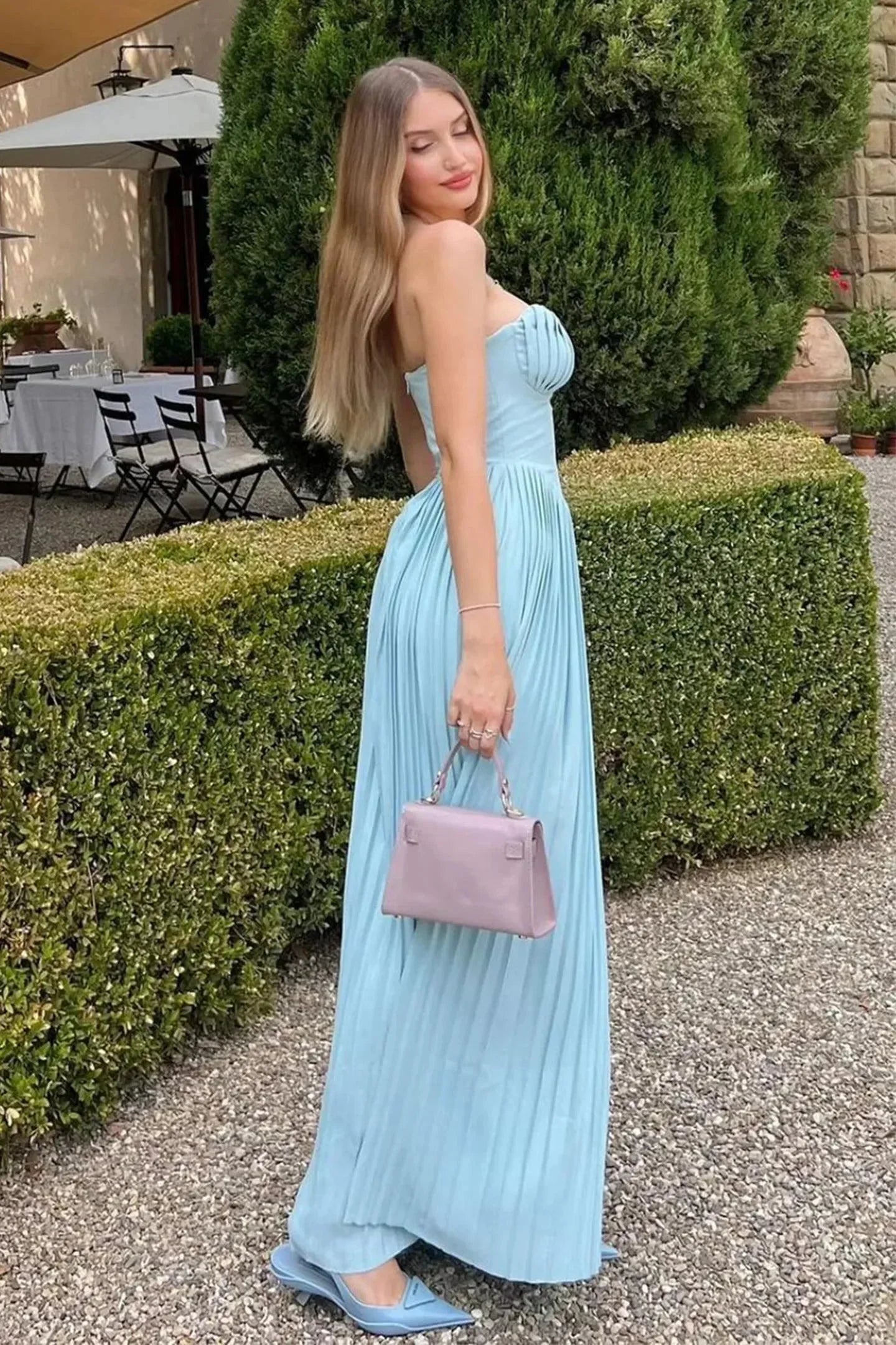 Robe longue bleu clair, col cœur, plissée, sans manches, en tissu léger, idéale pour un été décontracté.