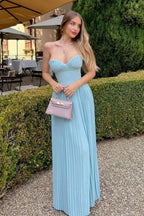 Robe longue bleu clair sans manches, col cœur, en tissu léger plissé, idéale pour une tenue décontractée d'été.