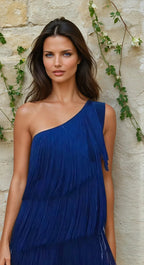 Robe longue bleu marine à une épaule avec franges, en tissu fluide pour une silhouette élégante et moderne.