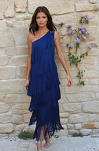 Robe longue bleu marine une épaule à franges, en tissu fluide, avec des franges élégantes et une coupe maxi pour les soirées.