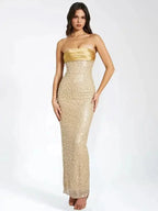 Robe longue sans bretelles en satin doré avec effet pailleté, idéale pour les soirées et les événements élégants.