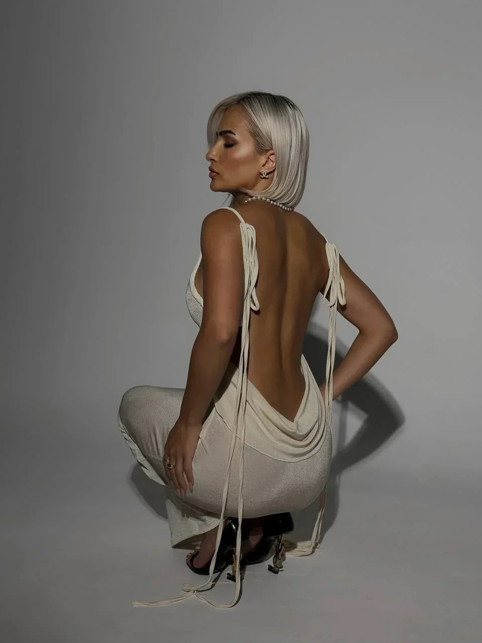 Robe longue dos nu ajustable en tissu léger, avec liens pour un ajustement personnalisé, parfaite pour des soirées élégantes.