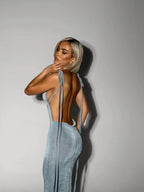 Robe longue dos nu ajustable en tissu léger, avec liens pour un ajustement personnalisé, idéale pour les soirées.