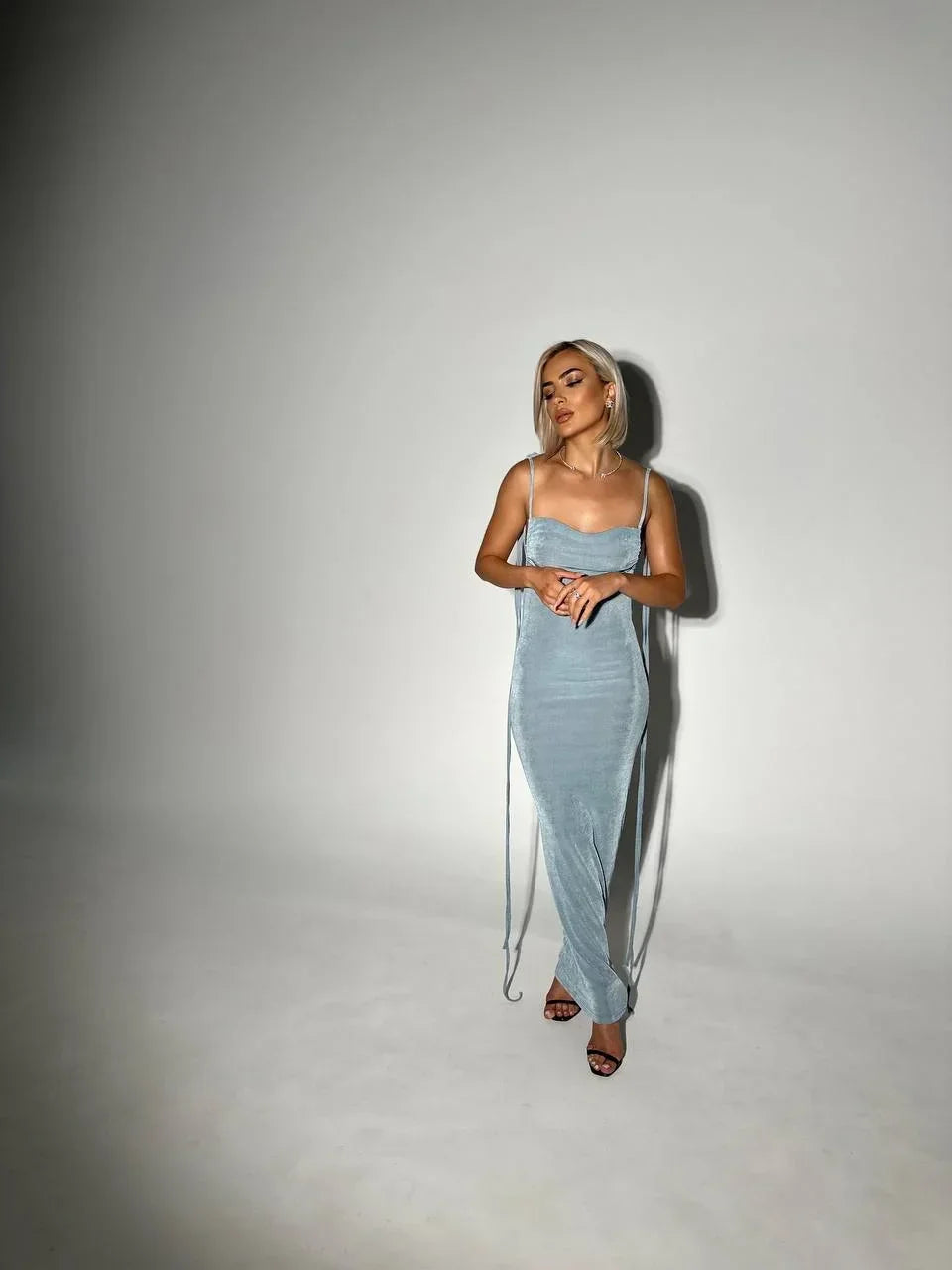 Robe longue dos nu ajustable avec liens, en tissu léger, idéale pour les soirées, avec un décolleté élégant et une coupe…