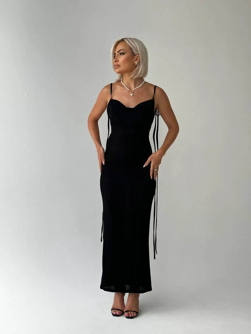 Robe longue dos nu ajustable en tissu fluide, avec liens pour un ajustement parfait et une coupe élégante pour soirées.