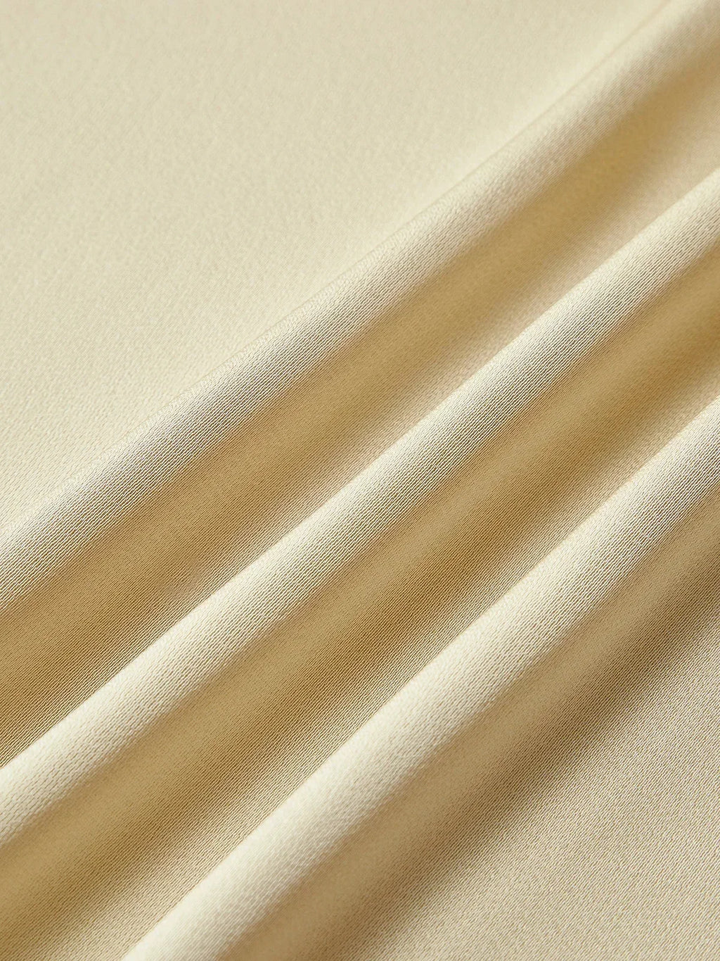 Robe longue jaune à dos nu avec fines bretelles, confectionnée en tissu léger, parfaite pour l'été.