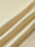 Robe longue jaune à dos nu avec fines bretelles, confectionnée en tissu léger, parfaite pour l'été.