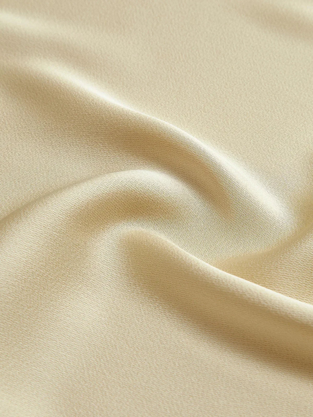 Robe longue jaune à dos nu avec fines bretelles, en tissu léger, idéale pour les journées d'été.