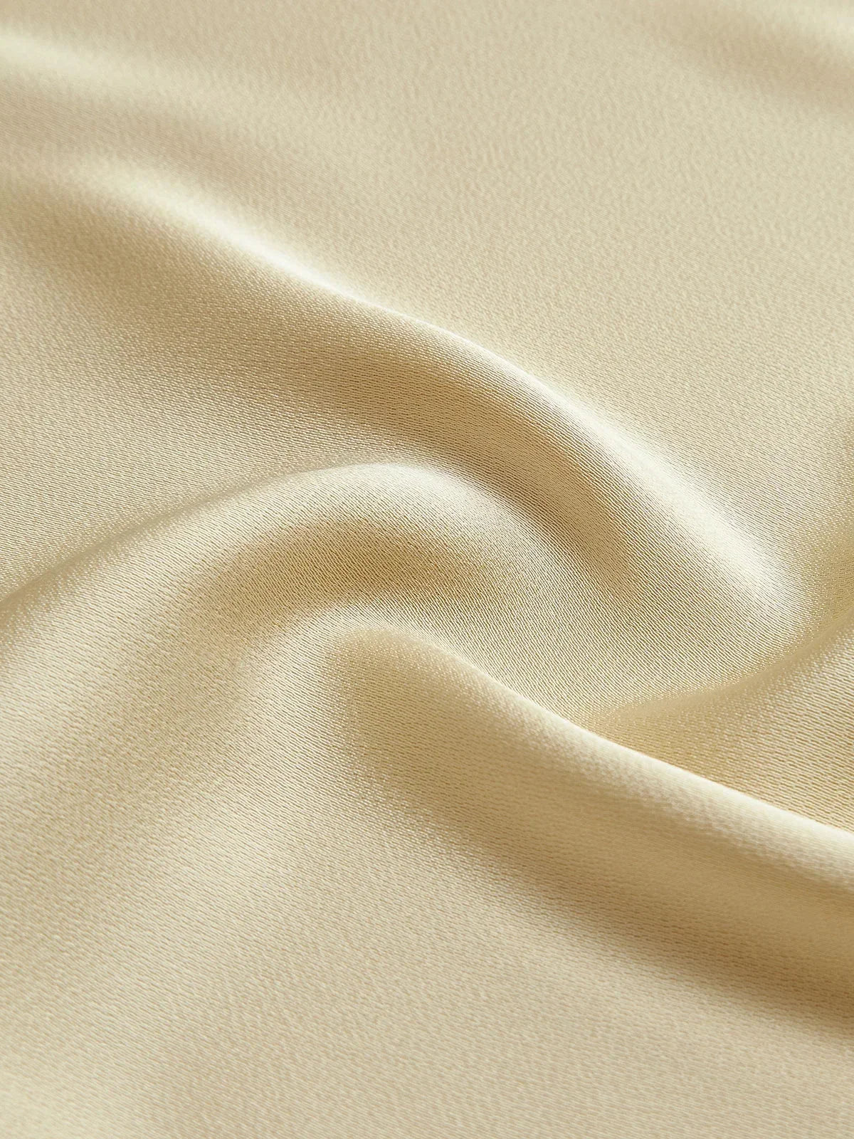 Robe longue jaune à dos nu avec fines bretelles, en tissu léger, idéale pour les journées d'été.