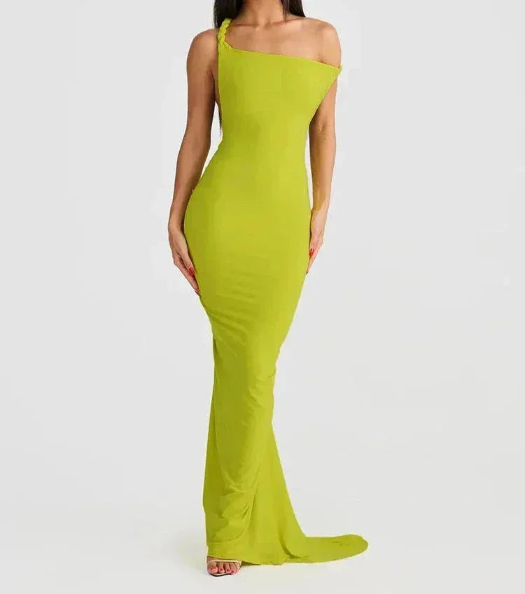 Robe longue plissée noir sans manches, avec dos nu et épaules dénudées, en tissu léger et fluide pour un confort optimal.