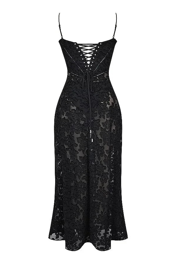 Robe longue en dentelle florale avec fines bretelles, coupe ajustée, idéale pour les occasions spéciales.