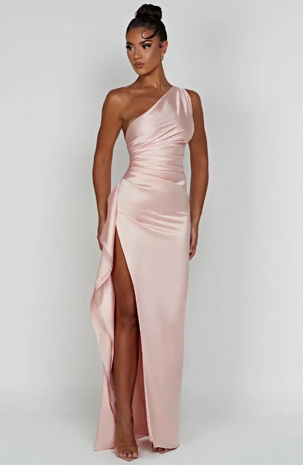 Robe longue femme asymétrique en polyester, avec fente élégante et détails fluides pour un look chic et moderne.