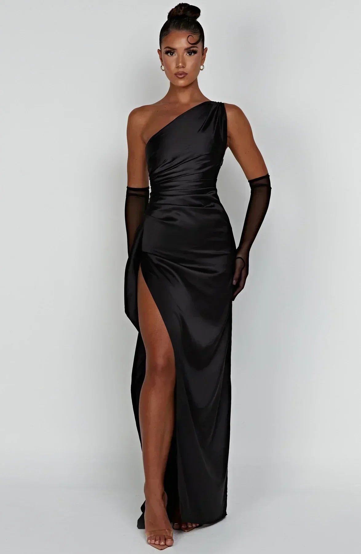 Robe longue asymétrique pour femme en tissu léger, avec une fente élégante et un décolleté en V pour un look moderne.