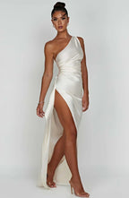 Robe longue femme asymétrique en tissu léger, avec fente élégante et coupe moderne, parfaite pour les occasions spéciales.