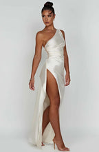 Robe longue femme asymétrique en polyester, avec fente élégante et coupe moderne, parfaite pour les occasions décontractées.