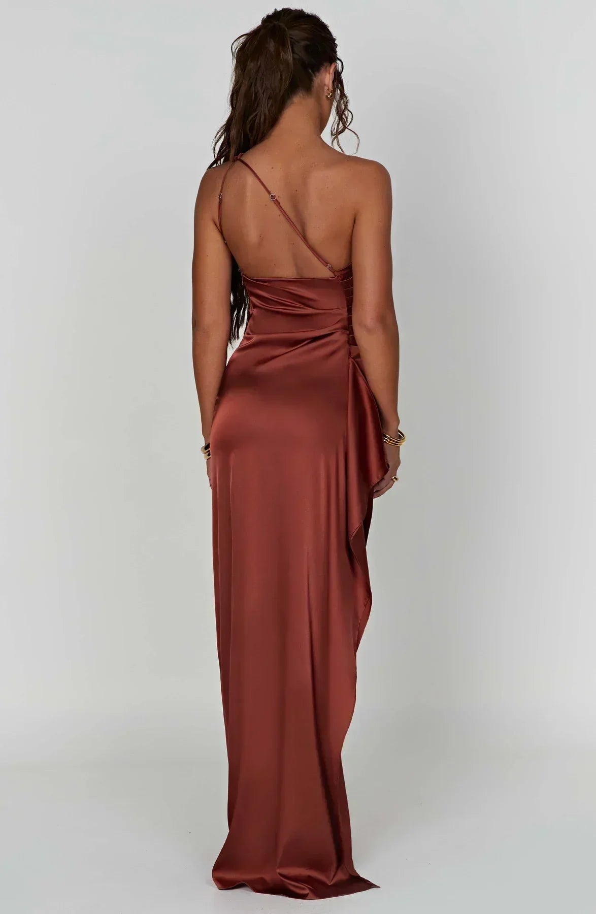 Robe longue femme asymétrique en polyester, avec fente élégante et design moderne, idéale pour des occasions spéciales.