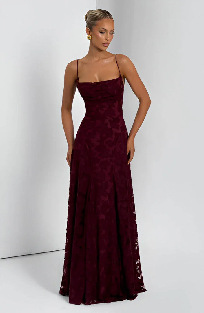 Robe longue en tissu léger, à bretelles fines, ornée de motifs floraux colorés pour une allure estivale.