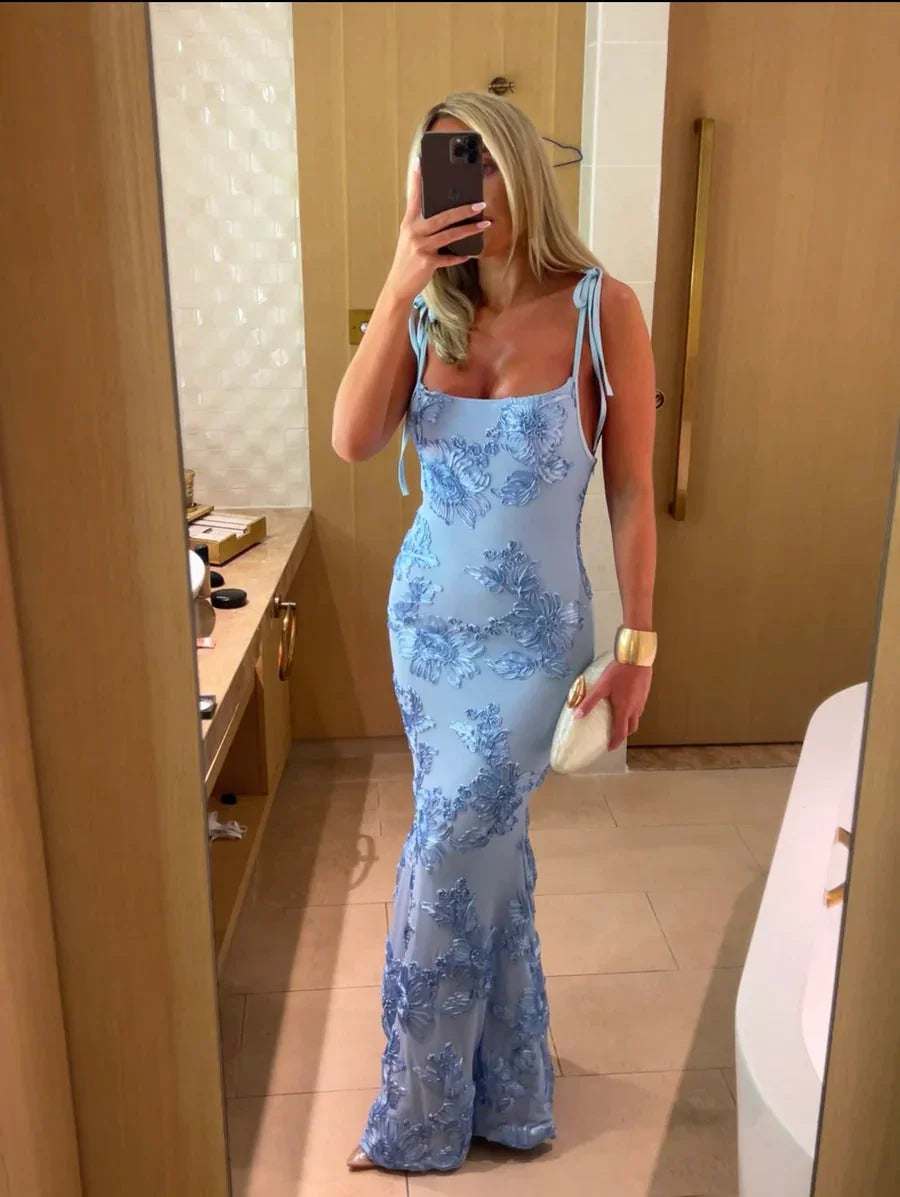 Robe longue à motifs floraux, en tissu léger, avec bretelles fines et une coupe fluide parfaite pour l'été.