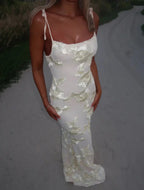 Robe longue femme en tissu léger, motifs floraux colorés, bretelles fines et coupe fluide idéale pour les journées…