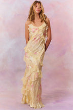 Robe longue femme en tissu léger, avec volants asymétriques et fines bretelles, parfaite pour les occasions estivales.