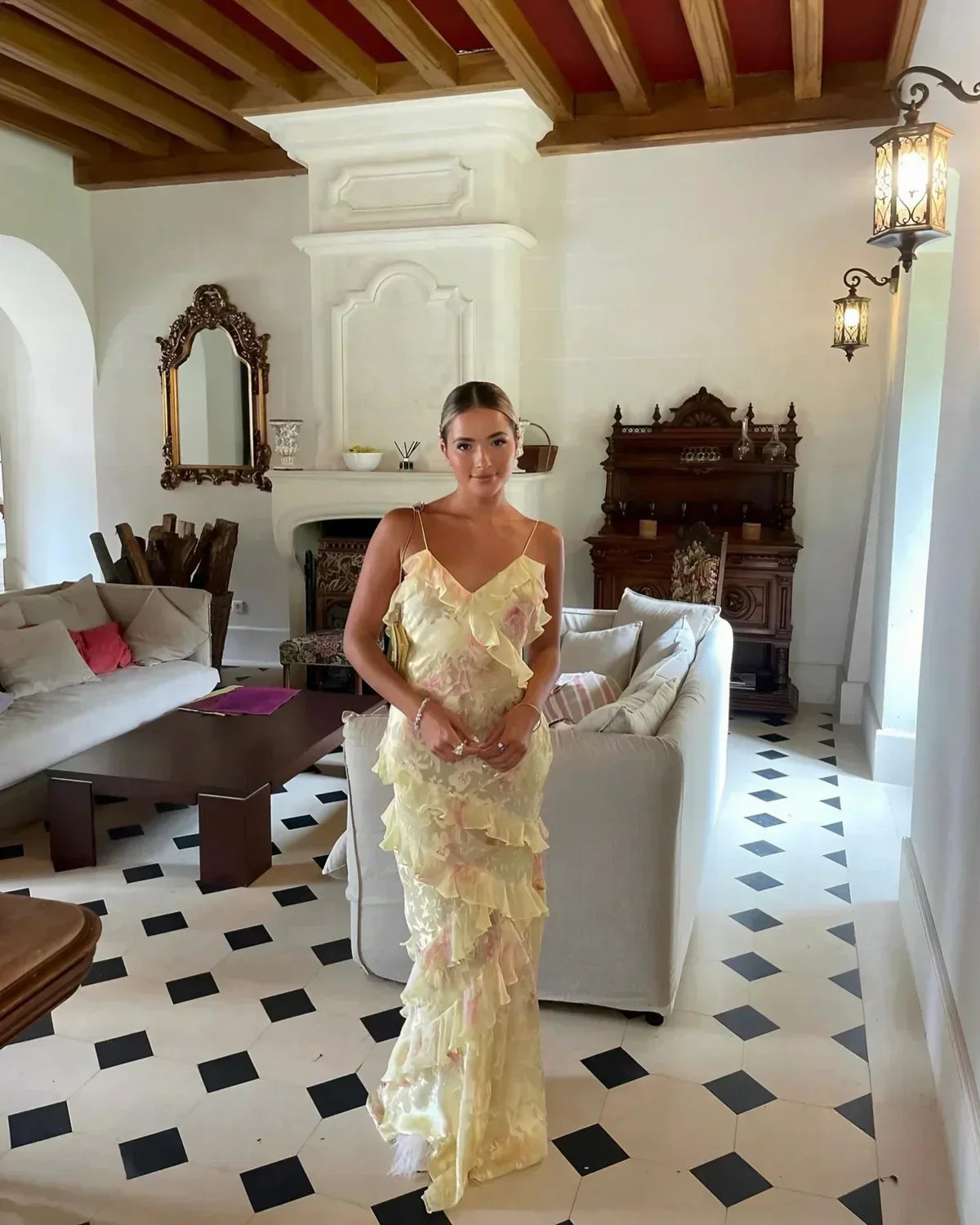 Robe longue femme en tissu léger, avec volants asymétriques et bretelles fines pour un look décontracté et élégant.