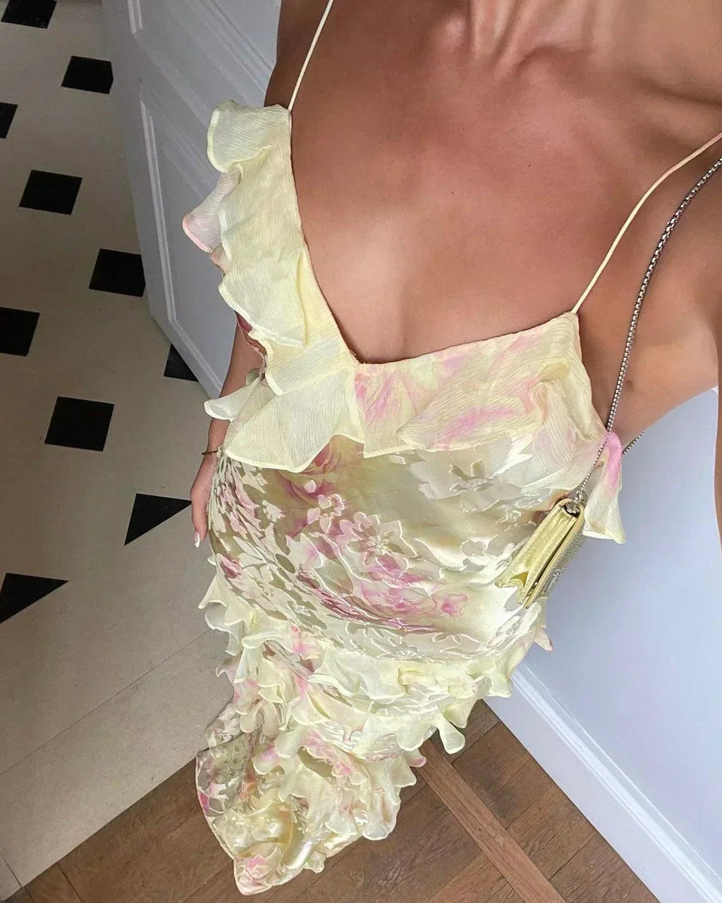 Robe longue femme en fabric léger, volants asymétriques et bretelles fines pour un style élégant et décontracté.