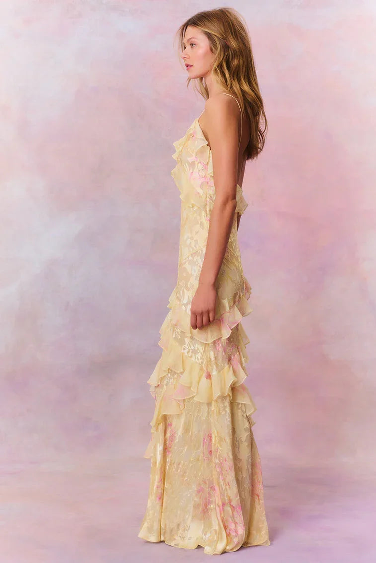 Robe longue en tissu léger avec volants asymétriques et bretelles fines, parfaite pour les occasions décontractées.