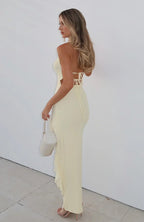 Robe longue en tissu léger, bretelles fines et décolleté plongeant, idéale pour les occasions décontractées ou estivales.